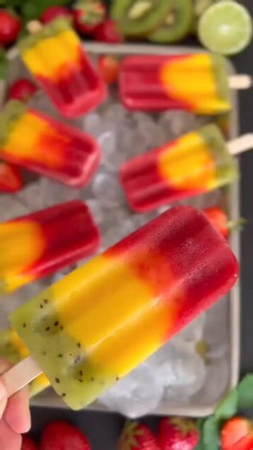 Healthy Food Addiction on Instagram: "🍦 Would you try this fruit smoothie pop! Post by @snackstoshare #loseweightnaturally #fatloss #fatlossgoals #fatlossfood #caloriesincaloriesout #loseweightforgood #fatlossdiet #fatlossplan #calorieburn #losefatfast #weighlossmotivation #fatlosstransformation #weighlosstransformation #fatlossmotivation #loseweightnowaskmehow #fatlossprogram #loseweightaskmehow #loseweightnotcurves #fatlossprogress #caloriecounter #weighlosssupport #losefatgainmuscle #fatlo Healthy Popsicle Recipes, Smoothie Pops, Makanan Rendah Kalori, Sommer Mad, Healthy Popsicles, Frozen Mango, Sweet Dishes Recipes, Tasty Recipes Videos, Popsicle Recipes