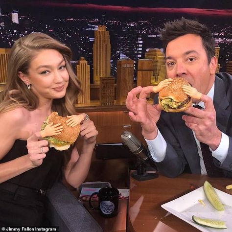 Having a ball: Jimmy posted an Instagram photo of himself and Gigi enjoying hamburgers tog... #gigihadid Gigi Hadid Food, Gigi Hadid Jimmy Fallon, Gigi Hadid Eating, Celebrity Eating, Celebrities Eating, Eating Hamburger, Girl Eating, Bella Gigi Hadid, Gigi Hadid Style