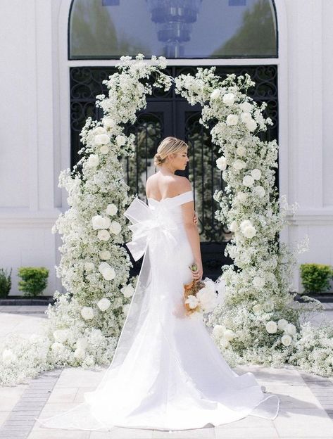 Wedding Arch Ideas White Flowers, All White Wedding Arch Flowers, All White Arch Wedding, Gypsophila Flower Arch, All White Floral Wedding Arch, Different Wedding Arch Ideas, 2023 Wedding Arch, Baby Breath Flower Arch, White Floral Pillars Wedding