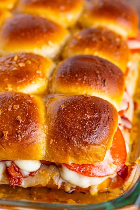 Fresh baked Kentucky Hot Brown Sliders in a dish. Hot Brown Sliders, Kentucky Hot Brown Sliders, Hot Browns, Kentucky Derby Food, Kentucky Derby Recipes, Derby Recipe, Derby Party Food, Kentucky Hot Brown, Kentucky Derby Party Food