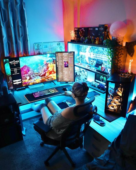 Work And Game Desk Setup, Bedroom Streaming Setup, Dream Computer Setup, Small Gaming Setup, Games Room Inspiration, Small Game Rooms, Game Setup, Gaming Desk Setup, Computer Gaming Room