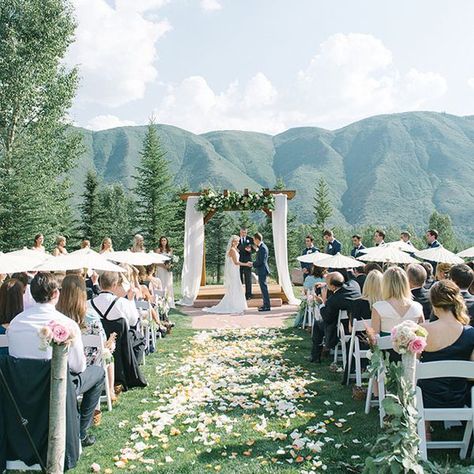 15 000 Wedding Budget, Pergola Wedding, Wedding Budget Breakdown, Diy Outdoor Weddings, Wedding Alters, Mountain Top Wedding, Romantic Outdoor Wedding, Stunning Wedding Venues, Wedding Decorations On A Budget