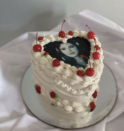 Lana Del Rey Cake, Bolo Vintage, Vintage Birthday Cakes, 18th Birthday Cake, Heart Shaped Cakes, Creative Birthday Cakes, Fake Cake, Pretty Birthday Cakes, Cute Birthday Cakes