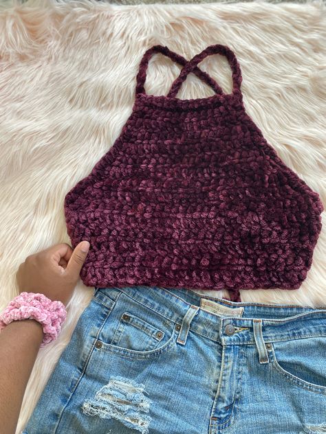 Crochet Velvet Crop Top, Velvet Crochet Ideas, Crochet Velvet Top, Velvet Yarn Projects, Easy Crochet Tops, Velvet Knitting, Velvet Crochet, Crochet Tank Tops, Crop Top Pattern