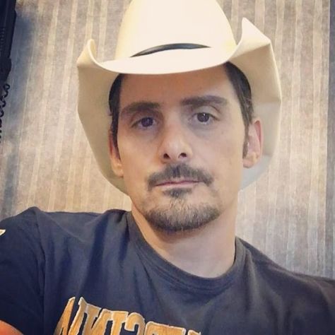 Brad Paisley Songs, Signature Guitar, Brad Paisley, Male Celebrities, Country Music Stars, Country Men, Country Stars, Good Ole, Think Positive Quotes