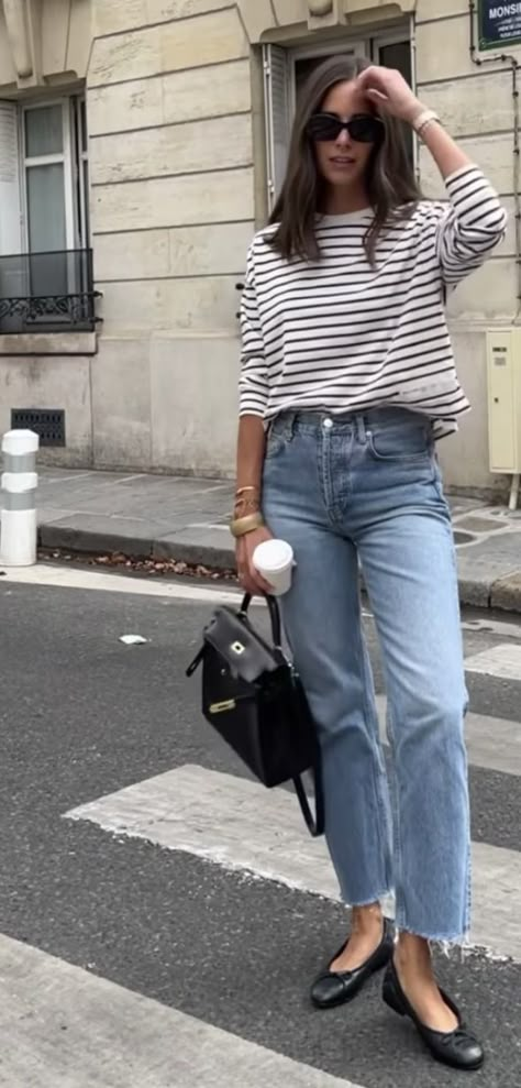 Black White Casual Outfit, Early Fall Europe Outfits, French Mum Style, Casual Transitional Outfits, London Look Outfits Spring, Simple Classic Outfits For Women, Dark Jeans Outfit Spring, Laid Back Work Outfit, Effortlessly Chic Outfits Minimal Classic