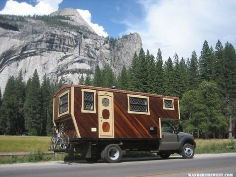 A fine handcrafted house truck. Truck House, Rv Mods, Pickup Camper, Tiny House Swoon, Flatbed Truck, Camping Van, Tiny Camper, Box Truck, Truck Camping