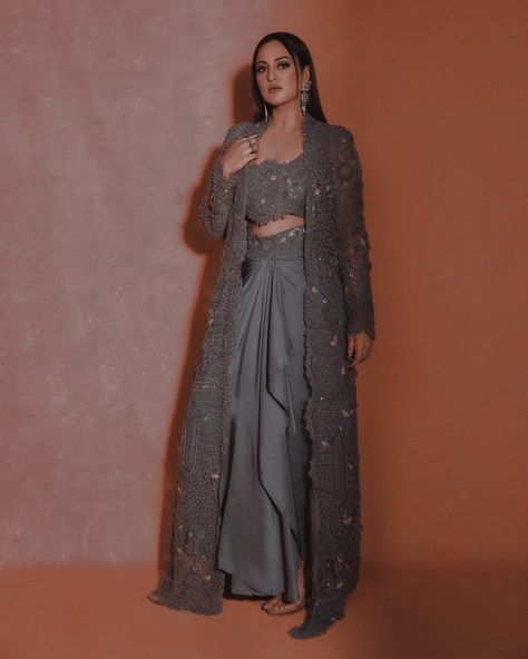 Sagai Outfit Indian Weddings, Sagai Outfit, Winter Wedding Guest Outfit Indian, Banarasi Suit Designs Latest, Banarasi Suit Designs, Wedding Guest Outfit Indian, Winter Wedding Guest Outfit, Suits Design Latest, Outfit Indian