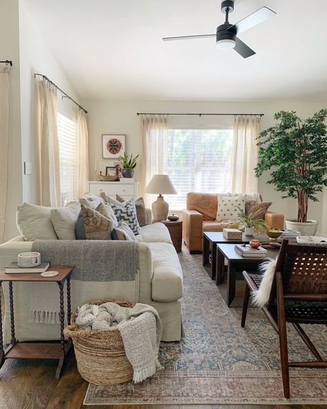 Living Room With Light Furniture, Odd Shaped Small Living Room Layout, Wide Narrow Living Room Layout, Cozy Minimalist Family Room, Casual Traditional Interior Design, Earthy Color Palette Home Decor, Colorful Farmhouse Decor Living Room, Cozy Home Style, Amish Interior Design