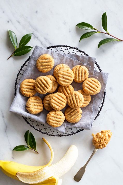 Banana Cookies Healthy, Cookies Banane, Peanut Butter Banana Cookies, Snacks For Kids, Banana Cookies, Baby Snacks, Desserts Vegan, Toddler Snacks, Homemade Snacks