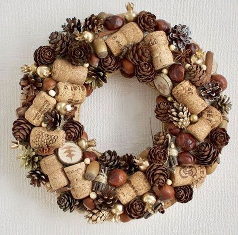 Easy Thanksgiving Table Decor, Wine Cork Diy Projects, Thanksgiving Table Decor Ideas, Wine Cork Crafts Christmas, Dekoratívne Vence, Cork Crafts Christmas, Cork Christmas Trees, Wine Cork Wreath, Wine Cork Diy Crafts