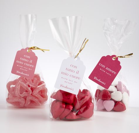 Wrap their favourite sweets up in cellophane.. defiantly can't go wrong! Valentine Small Gift Ideas, Chocolate Souvenir Ideas, Valentines Pop Bys, Valentines Gift Box Ideas, Funny Gift Cards, Saint Valentin Diy, Valentines Day Funny, Diy Valentines Decorations, Saint Valentine