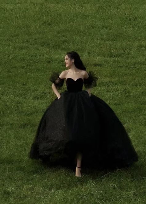 Black Modest Wedding Dress, Off Shoulder Black Dress Classy, Vintage Ball Gowns, Prom Dress Inspo, Black Wedding Dress, Cars Mercedes, Modest Wedding Dress, Black Sisters, Black Dresses Classy