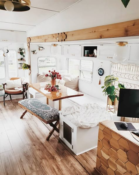 The interior of this bohemian 5th wheel is a botanical wonderland! Featuring @leeannieblivin on mountainmodernlife.com #rvrenovation #rvremodel #rvtour #campermakeover #designvibes #bohemian #botanicalstyle #bohoglam #plantdecor #5thwheel #camper #tinyhometour #bohemianstyle #rvinspiration Fifth Wheel Decor, Farmhouse Motorhome, Spa Trailer, Caravan Vintage, Trailer Renovation, Glamper Camper, Rv Interior Remodel, Tiny House Camper, Camper Trailer Remodel