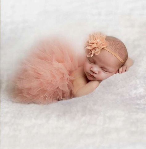 Newborn Family Pictures, Diy Newborn Photography, Headband Photography, Newborn Tutu, Newborn Photo Outfits, Photo Rose, Newborn Photography Poses, Pink Newborn, Newborn Poses