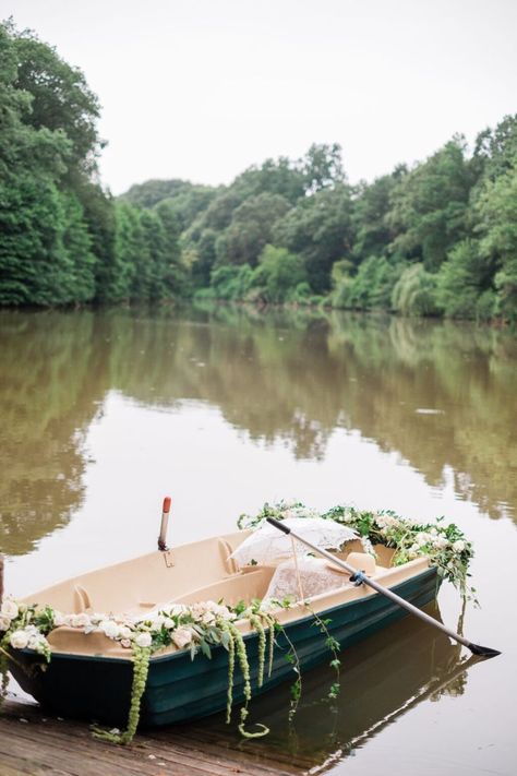 Row Boat Proposal - Romantic Engagement Ideas Row Boat Proposal, Dock Proposal, Dream Proposal Romantic, Maine Proposal, Boat Proposal, Engagement Ideas Proposal, Proposal Aesthetic, Unique Proposal Ideas, Luxury Proposal