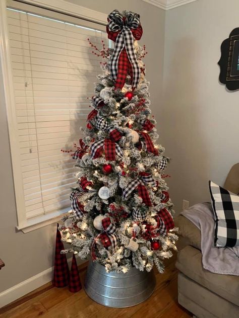 Red Buffalo Plaid Christmas Decor, Buffalo Check Christmas Decor, Decorated Trees, Flocked Tree, Country Christmas Trees, July Desserts, Buffalo Plaid Christmas Decor, Christmas Tree Inspo, Buffalo Plaid Christmas Tree