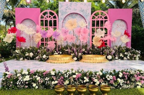 “Crafting extraordinary celebrations ✨🌸 Each detail, from bespoke floral arrangements to intricately designed elements, transforms the space into a magical haven. Contact us to make your special day truly unforgettable! #WeddingDecor #EventStyling #DreamWedding #LoveInBloom #UniqueCelebrations” Bhaat Ceremony Decor, Reception Backdrop Ideas, Brunch Backdrop, Floral Reception Decor, Pastel Wedding Decor, Chunni Ceremony, Indoor Wedding Decor, Haldi Backdrop, Holi Event