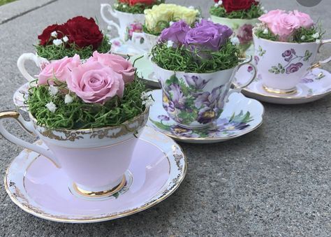 Teacups With Flowers, Flower In A Teacup, Flowers In A Tea Cup, Tea Cup Table Decorations, Vintage Tea Cups Ideas, Yea Cup Flower Arrangement, Tea Cup Centerpieces Diy, Teacup Centerpieces Diy, Tea Decor Ideas