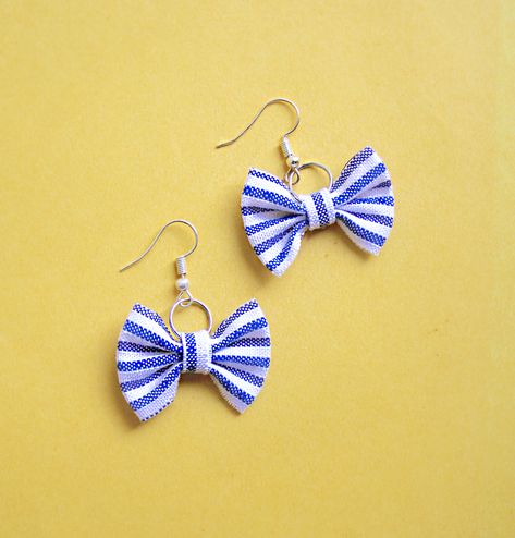 Handmade classic bow earrings. Made of fabric in sailor stripes. Earrings With Fabric, Fabric Jewellery Handmade, Handmade Earrings Fabric, Upcycle Accessories, Diy Fabric Earrings, Fabric Jewelry Handmade, Fabric Earrings Handmade, Ankara Jewelry, Fabric Earring