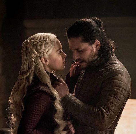 Daenerys and jon Daenerys Targaryen Hd, Daenerys Targaryen And Jon Snow, Jon Snow Aesthetic, Daenerys Targaryen Costume, Galaxy Saga, Stark Targaryen, Daenerys And Jon, Jon Snow And Daenerys, Game Of Thrones Prequel