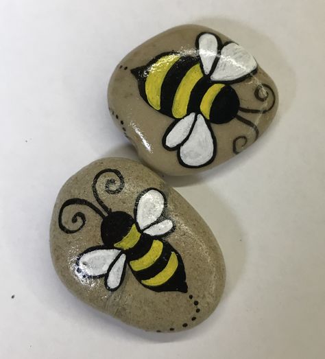 Bee Stones Painted Rocks, Bees On Rocks Painting, Rock Painting Bee Ideas, Painted Rock Bee, Painted Bees On Rocks, Bees Rock Painting, Bee Rock Painting Ideas, Bee Painted Rocks Ideas, Bee Rock Painting