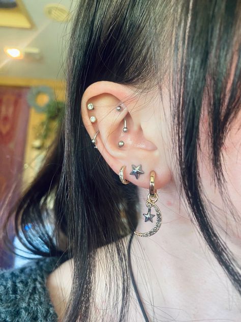 Witchy Piercings Ear, Mixed Metals Piercings, Two Conch Piercings, Conch Industrial Piercing, Double Midi Helix Piercing, Alt Earring Stack, Three Lobe Piercing Ideas, Triple Lobe Stack, Celestial Earring Stack