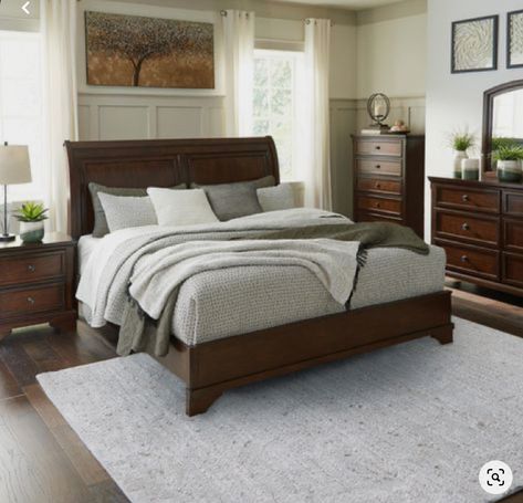 Cherrywood Sleigh Bed, King Sleigh Bed Modern, Bedroom Design Brown Furniture, Dark Sleigh Bed Decor, Wood Sleigh Bed Decor, Sleigh Bedroom Ideas, Dark Cherry Furniture Bedroom, King Size Sleigh Bed, Comforter For Dark Wood Bed