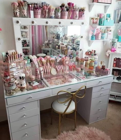 Rangement Makeup, Makeup Beauty Room, Beauty Room Vanity, Girly Room Decor, Neon Bedroom, Makeup Room Decor, Beauty Room Decor, Vanity Room, Glam Room