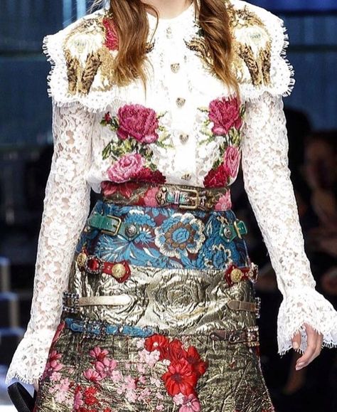 Dolce And Gabbana 2017, Classic Suits, 2020 Style, Organza Blouse, Fashionable Dresses, Business Chic, 2024 Style, Button Blouse, Fall Clothing