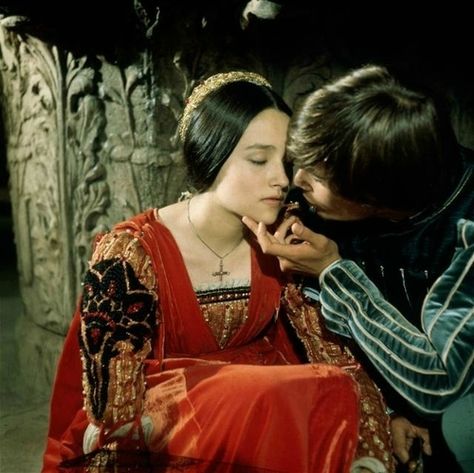 Romeo + Juliet Aesthetic, Romeo And Juliet 1968, Film Romeo And Juliet, Zeffirelli Romeo And Juliet, Juliet 1968, Leonard Whiting, Juliet Capulet, Romantic Drama Film, Olivia Hussey