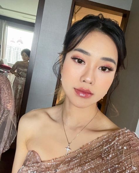 Makeup Inspo Natural Glam, Simple Makeup Looks For Graduation, Simple Makeup For Graduation, Make Up Natural Wisuda, Hairdo Bridesmaid Simple, Graduation Looks Makeup, Simple Glam Makeup Natural Looks, Graduation Make Up Look, Make Up Wisuda Korean Look