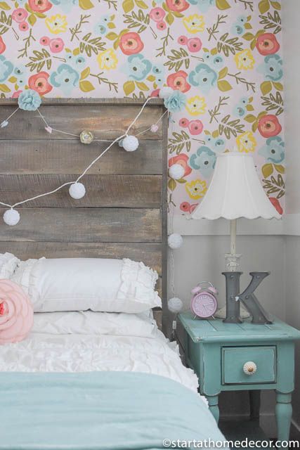 My daughters room reveal. With floral wallpaper, reclaimed wood bed and new white bedding! Teen Girl Bedroom, Ideas Hogar, Girl Bedroom Designs, Daughters Room, Rooms Reveal, Big Girl Rooms