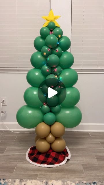 Carolyn Watkins on Instagram: "Time to embrace the Christmas season!! Cute Christmas tree to get in the spirit🎄 

#christmasdecor #christmas #navidad #arboldenavidad #balloondecor #partydecor #decoracionconglobos #temporadanavideña #ideasdecoracion" Balloon Tree Christmas, Christmas Balloons Ideas, Christmas Tree Balloons, Balloon Christmas Tree, How To Make Trees, Flat Christmas Tree, Christmas Balloon Decorations, Holiday Balloons, Balloon Tree