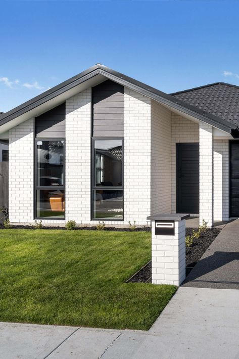 Bricks Euro Range – Midland Brick NZ Brick Facade Renovation, White House Exterior Australia, White Cladding Exterior, Weatherboard House Exterior, White Brick House Exterior, Renovation Old House, Grey Brick Houses, Midland Brick, Weatherboard Exterior