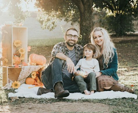 Family Photoshoot Sitting Down, Seated Family Photo Poses, Family Sitting Poses, Yosemite Photography, Christmas Poses, Winter Family Photos, Fall Family Portraits, Family Photoshoot Poses, Studio Poses