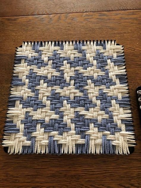 Loop Weaving, Potholder Patterns Free, Weaving Patterns Design, Handmade Pot Holders, Pin Weaving, Loom Knitting Stitches, Weaving Book, Potholder Loom, Weaving Loom Diy