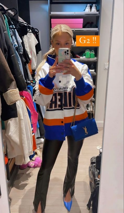 Bar Outfit Winter, Hockey Game Outfit, Hockey Outfits, Hockey Wife, Hockey Girlfriend, Trendy Games, Winter Date Night Outfits, Bar Outfits, Tailgate Outfit