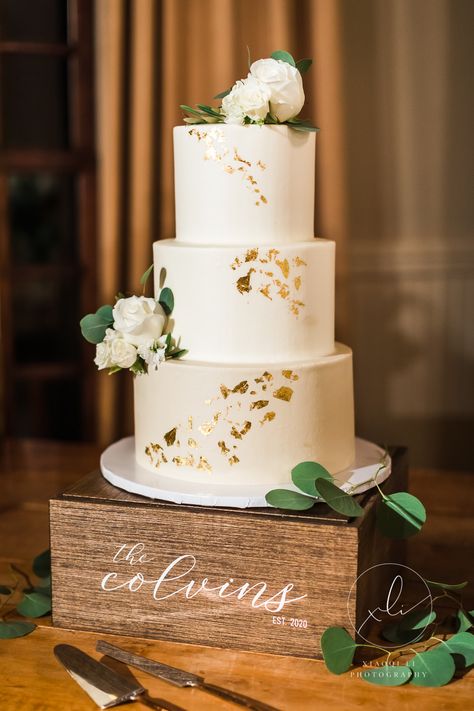 Wedding Cake Gold Flakes, Gold Flakes On Cake, Monochromatic Wedding Cake, Gold Flake Wedding Cake, Ivory And Gold Wedding Cake, White And Gold Wedding Cake Elegant, White Cake With Gold Flakes, Wedding Cake With Gold Flakes, Cake With Gold Flakes