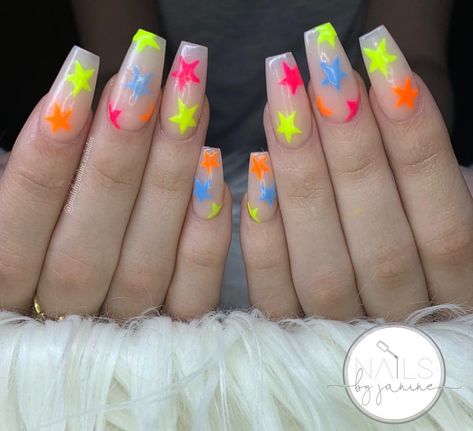 Kylie Jenner inspired star nails Color Star Nails, Kylie Jenner Star Nails, Colourful Star Nails, Colorful Star Nails, Multi Color Star Nails, Kylie Nails, Neon Acrylic Nails, Festival Nails, Star Nails