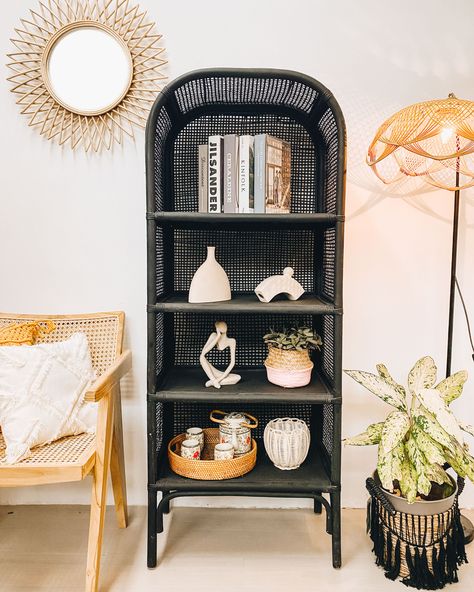 Rattan Bedroom Black, Rattan And Black Decor, Black Rattan Bedroom Ideas, Black And Rattan Living Room, Decorating Black Bookshelves, Black Rattan Bedroom, Rattan Shelf Styling, Black Rattan Furniture, Black Wicker Furniture