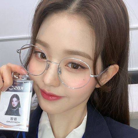 Wonyoung Glasses, Ive Wonyoung Icons, Cafe Icon, Wonyoung Icons, Y2k Background, Ive Wonyoung, Pop Posters, Cute Glasses, Wearing Glasses