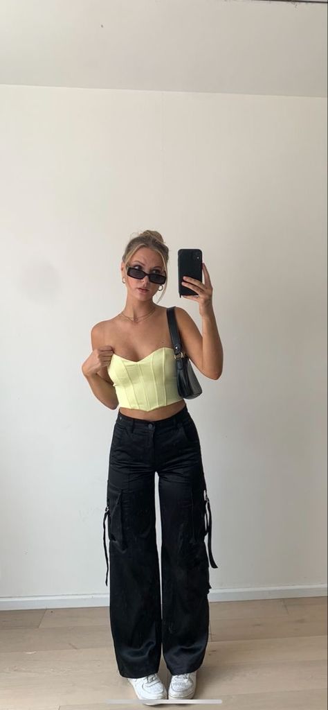 Black Cargo Pants Night Outfit, Cargo Pant And Corset, Cargo Night Out Outfit, Night Out Cargo Pants Outfit, Casual Black Cargo Pants Outfit, Black Cargo Pants Outfit Going Out, Black Cargo Pants Outfit Night Out, Summer 2023 Going Out Outfits, Black Pants Going Out Outfit