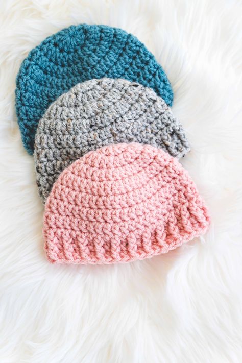 Crochet Baby Hat - free pattern and video for beginners Pola Kupluk, Crochet Baby Hats Free, Baby Beanie Crochet Pattern, Baby Beanie Crochet, Cappello Cloche, Crochet Baby Hats Free Pattern, Baby Hat Free Pattern, Pola Topi, Crochet Newborn Hat