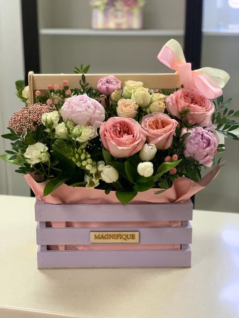 Mother’s Day’s Gift Ideas, Flowers In A Bag Aesthetic, Flowers Box Ideas, Floral Box Arrangements, Diy Flower Basket, Decor 2023, Gifts To Make, Flower Bouquet Diy, Flower Box Gift