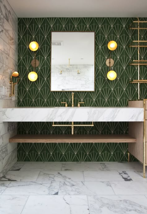 Marrakech Design, Midcentury Modern Bathroom, Art Deco Bathroom, Deco Bathroom, Interior Vintage, Bad Inspiration, Eclectic Modern, Wallpaper Tumblr, Green Tile