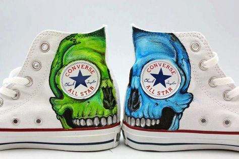 You can't buy these!! Plain Chuck Taylor's custom art done with POSCA pens. Custom Vans High Tops, Posca Art Doodle, Revamp Clothes, Posca Markers, Painted Shoes Diy, Chuck Taylor Shoes, Posca Pens, Converse Chucks, Custom Shoes Diy