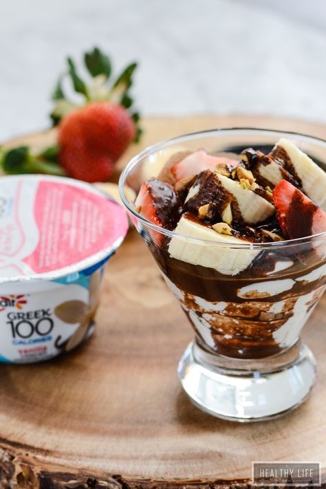 Chocolate Banana Yogurt Parfait Chocolate Covered Bananas Frozen, Low Carb Yogurt, Recipe Low Calorie, High Protein Dessert, Yogurt Parfait Recipe, High Protein Yogurt, Banana Yogurt, Protein Dessert, Parfait Recipe