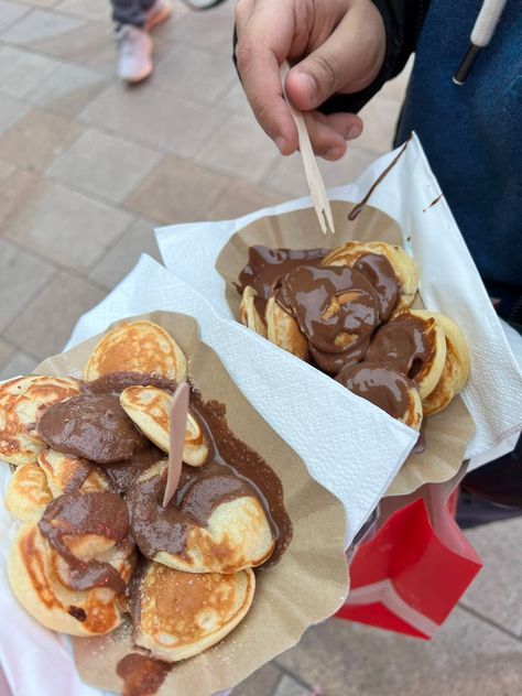 Left - dutch pancakes with nutella And cinnamon. Right - dutch pancakes with nutella. Mini Pancakes With Nutella, Pancake Nutella, Mini Dutch Pancakes, Nutella Pancakes, Dutch Pancakes, Baby Pancakes, Mini Pancakes, Food Menu, Nutella