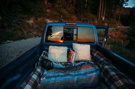 Date night in the bed of the truck. Star gazing and hot chocolate Funny Dreams, Truck Bed Date, Dating Funny, Truck Bed Camping, Dream Dates, Fall Dates, Cute Date Ideas, Fit Couple, Dream Date